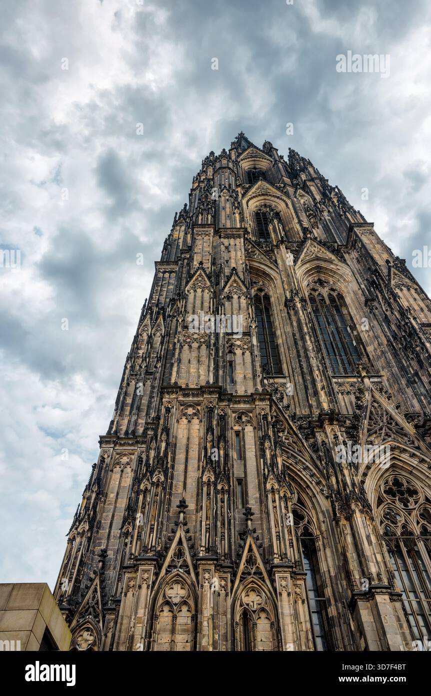 Blick von innen und außen auf den Kölner Dom, einschließlich gotischer Gewölbe, Buntglas, Türme und Kirchenschiff, in Köln, Deutschland. Stockfoto