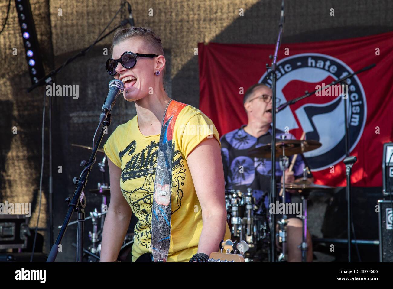 Sanna Reponen und Kim Kannussaari von NO EI! Auf der Bühne des Punk ja Yäk 2025 Urban Punk Rock Festivals in Turku, Finnland Stockfoto