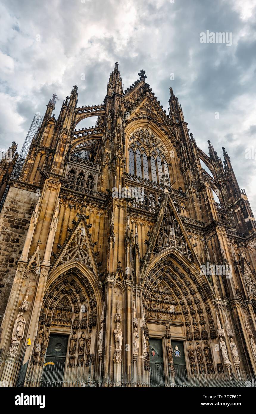 Blick von innen und außen auf den Kölner Dom, einschließlich gotischer Gewölbe, Buntglas, Türme und Kirchenschiff, in Köln, Deutschland. Stockfoto