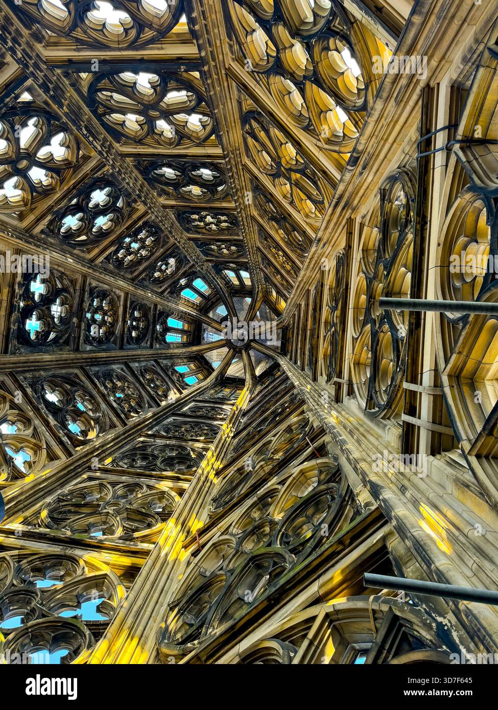 Blick von innen und außen auf den Kölner Dom, einschließlich gotischer Gewölbe, Buntglas, Türme und Kirchenschiff, in Köln, Deutschland. Stockfoto