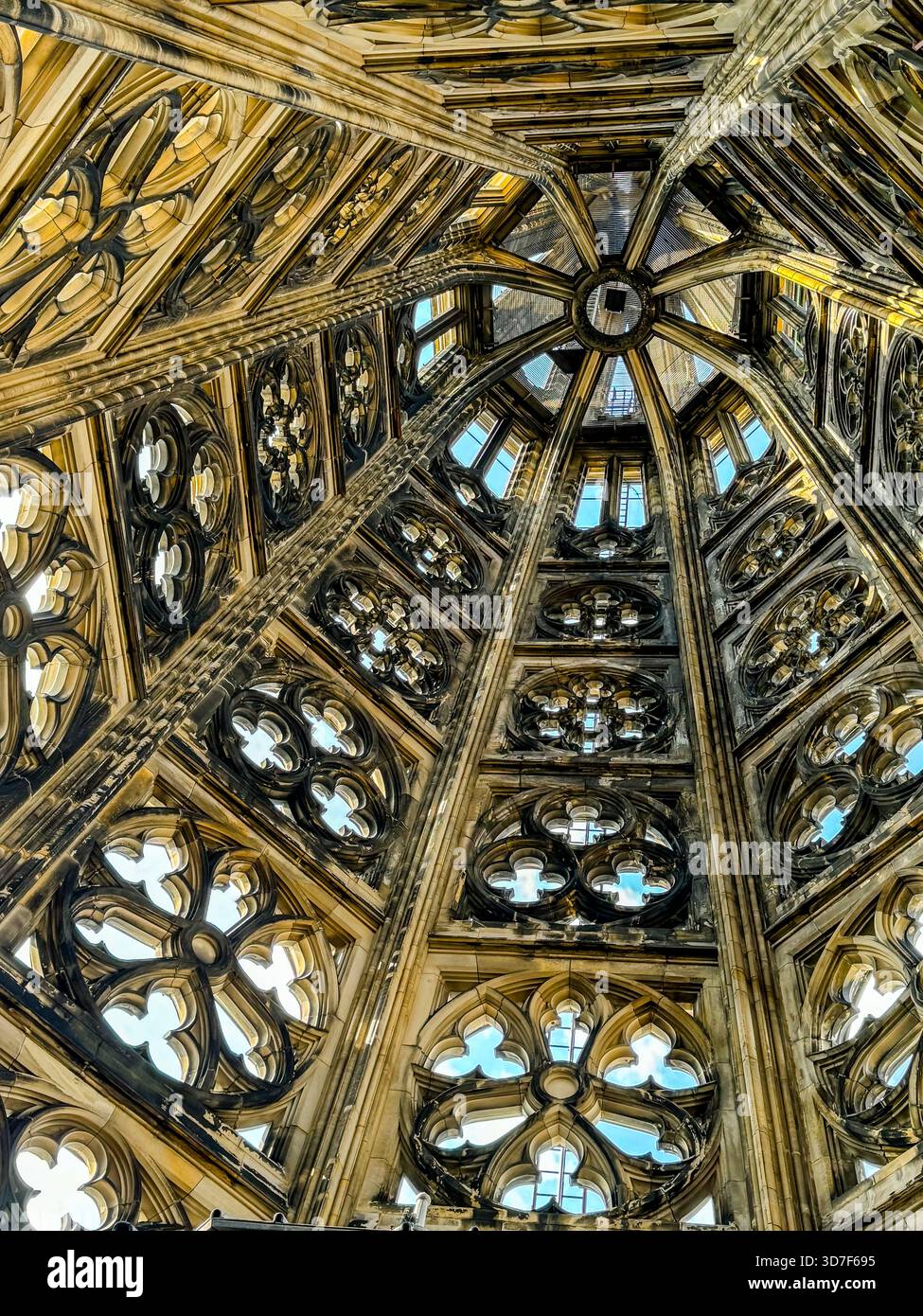 Blick von innen und außen auf den Kölner Dom, einschließlich gotischer Gewölbe, Buntglas, Türme und Kirchenschiff, in Köln, Deutschland. Stockfoto