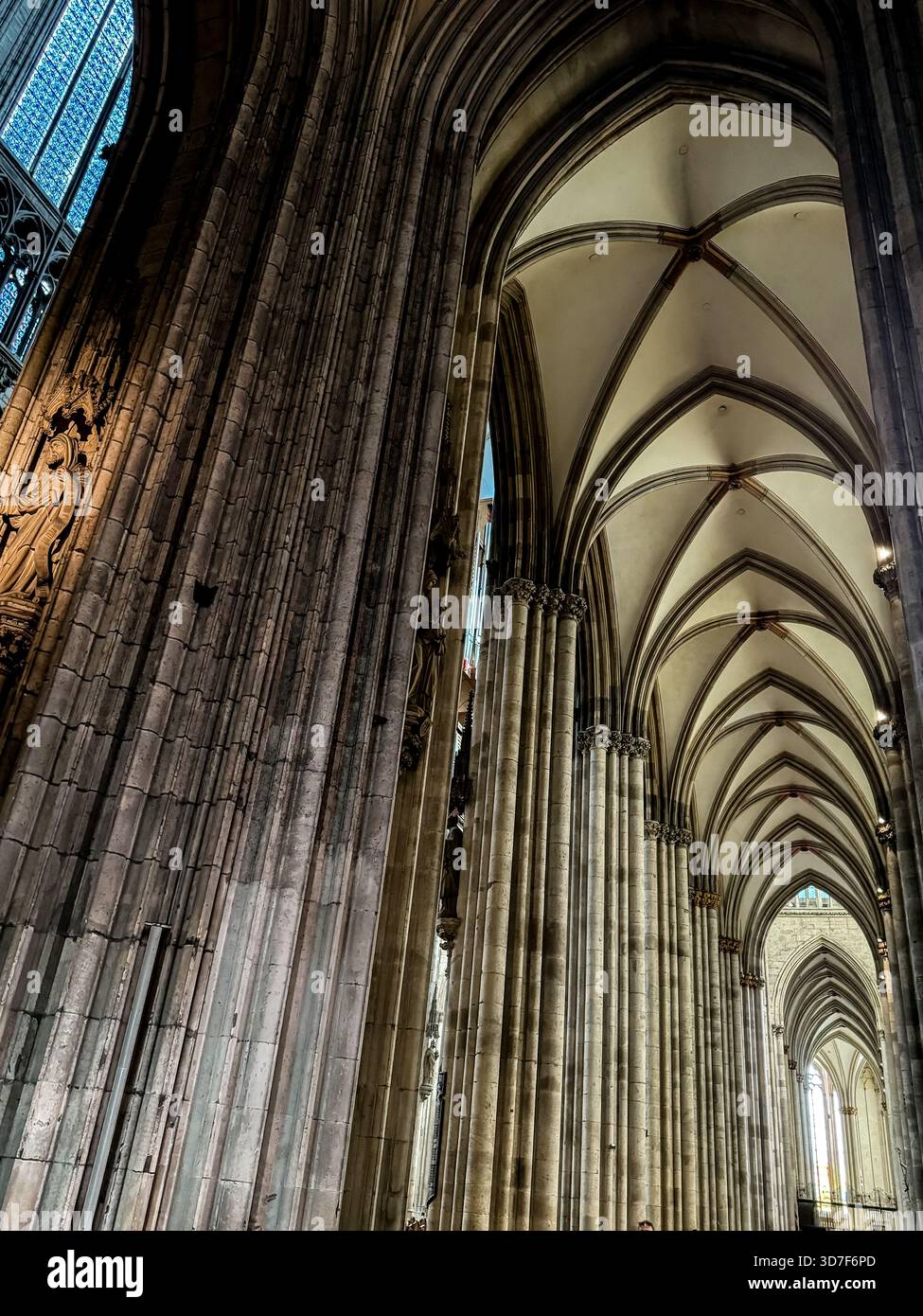 Blick von innen und außen auf den Kölner Dom, einschließlich gotischer Gewölbe, Buntglas, Türme und Kirchenschiff, in Köln, Deutschland. Stockfoto