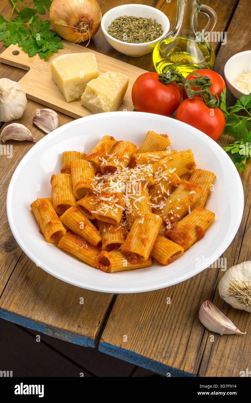 Zutaten und Gericht von Makkaroni in Tomatensauce Stockfoto