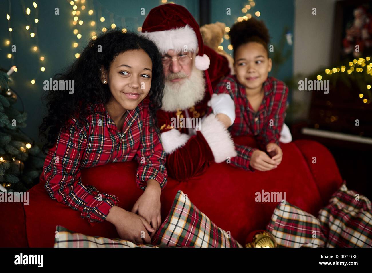 Der Weihnachtsmann im Wohnzimmer zweier Schwestern Stockfoto