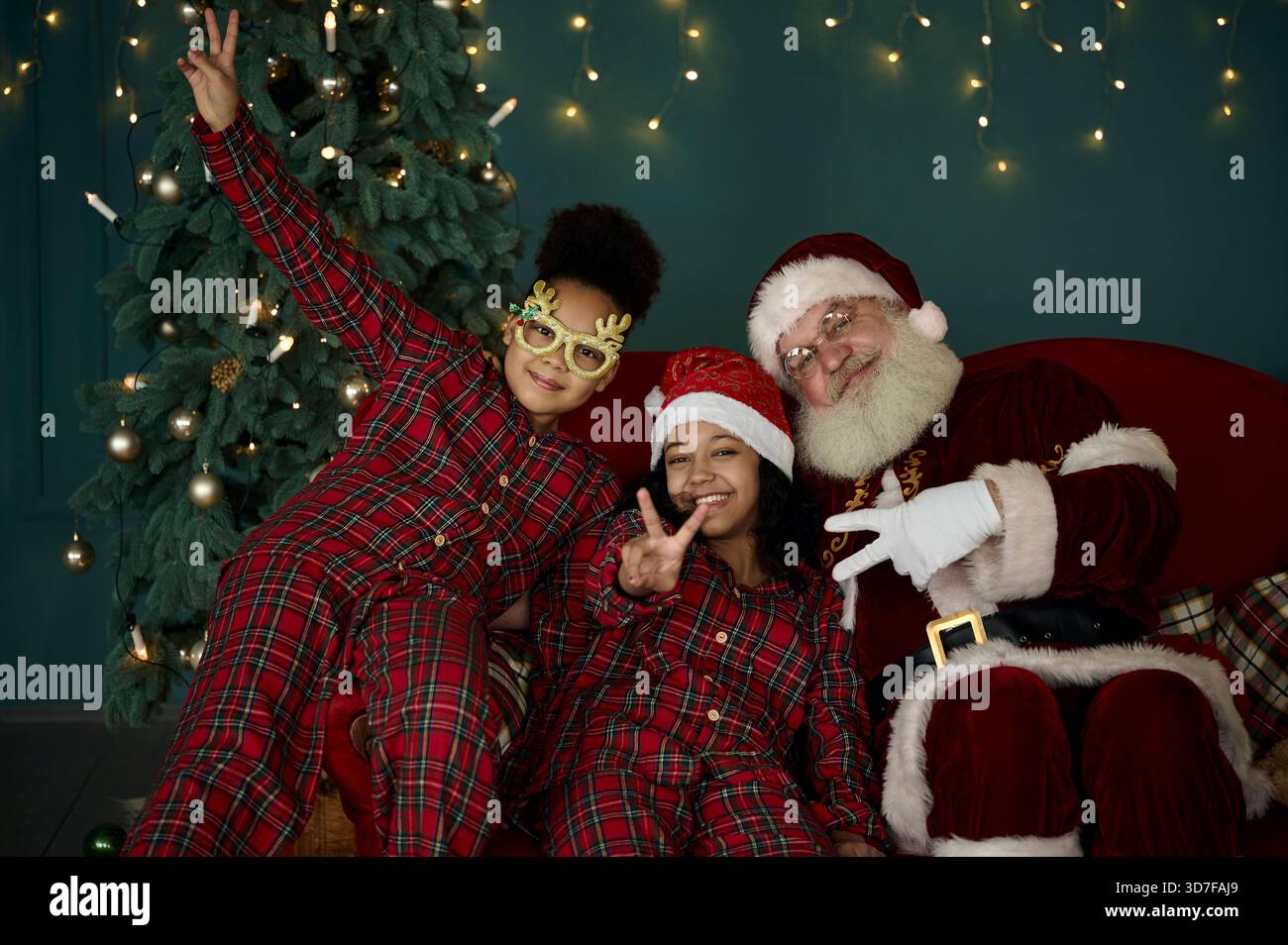 Der Weihnachtsmann besucht zwei Schwestern Stockfoto