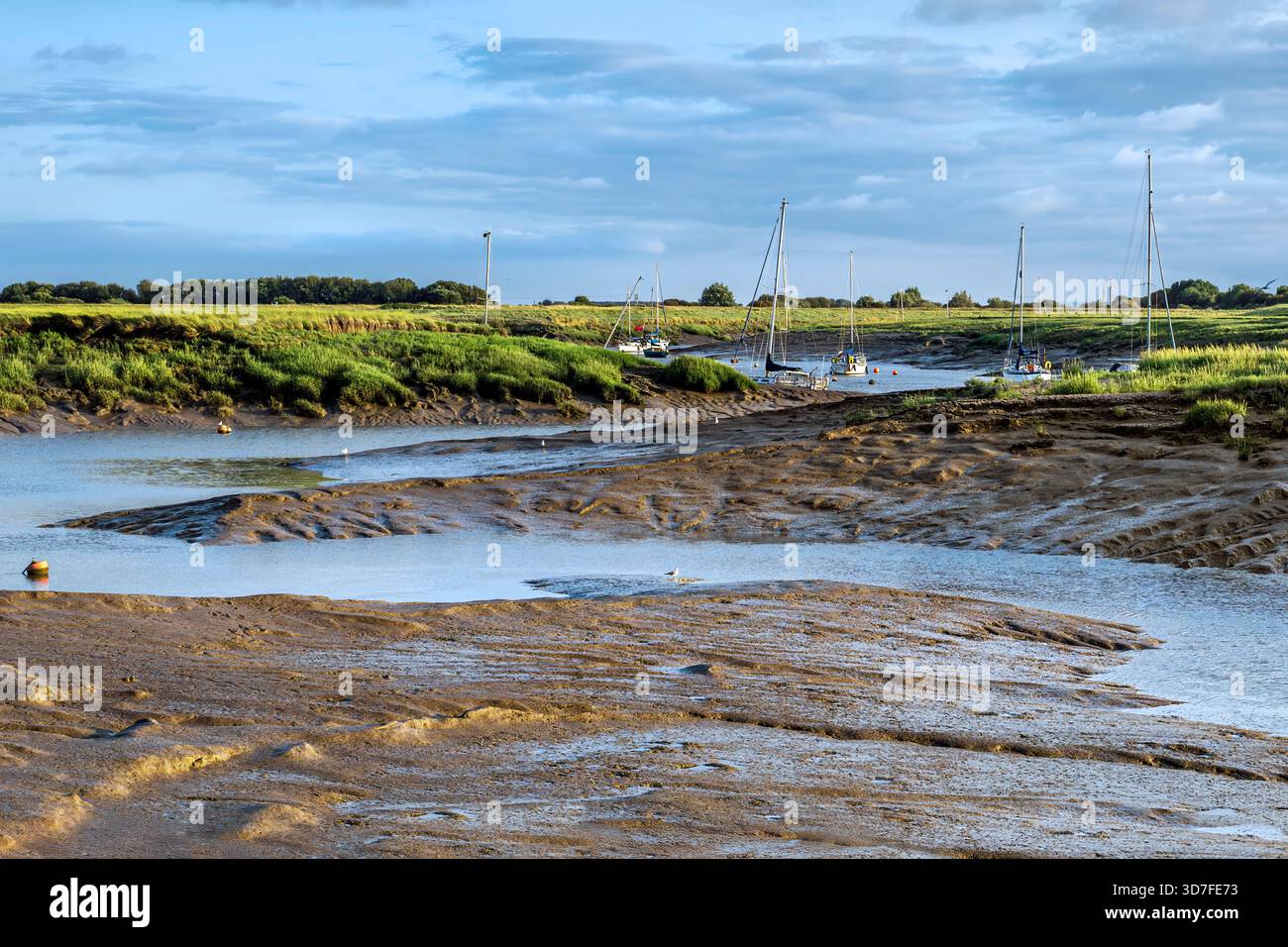 Boote im getrockneten Flussbett der Flussmündung des Flusses exe in Uphill, Weston-Super-Mare, Großbritannien am Sommerabend in der goldenen Stunde Stockfoto