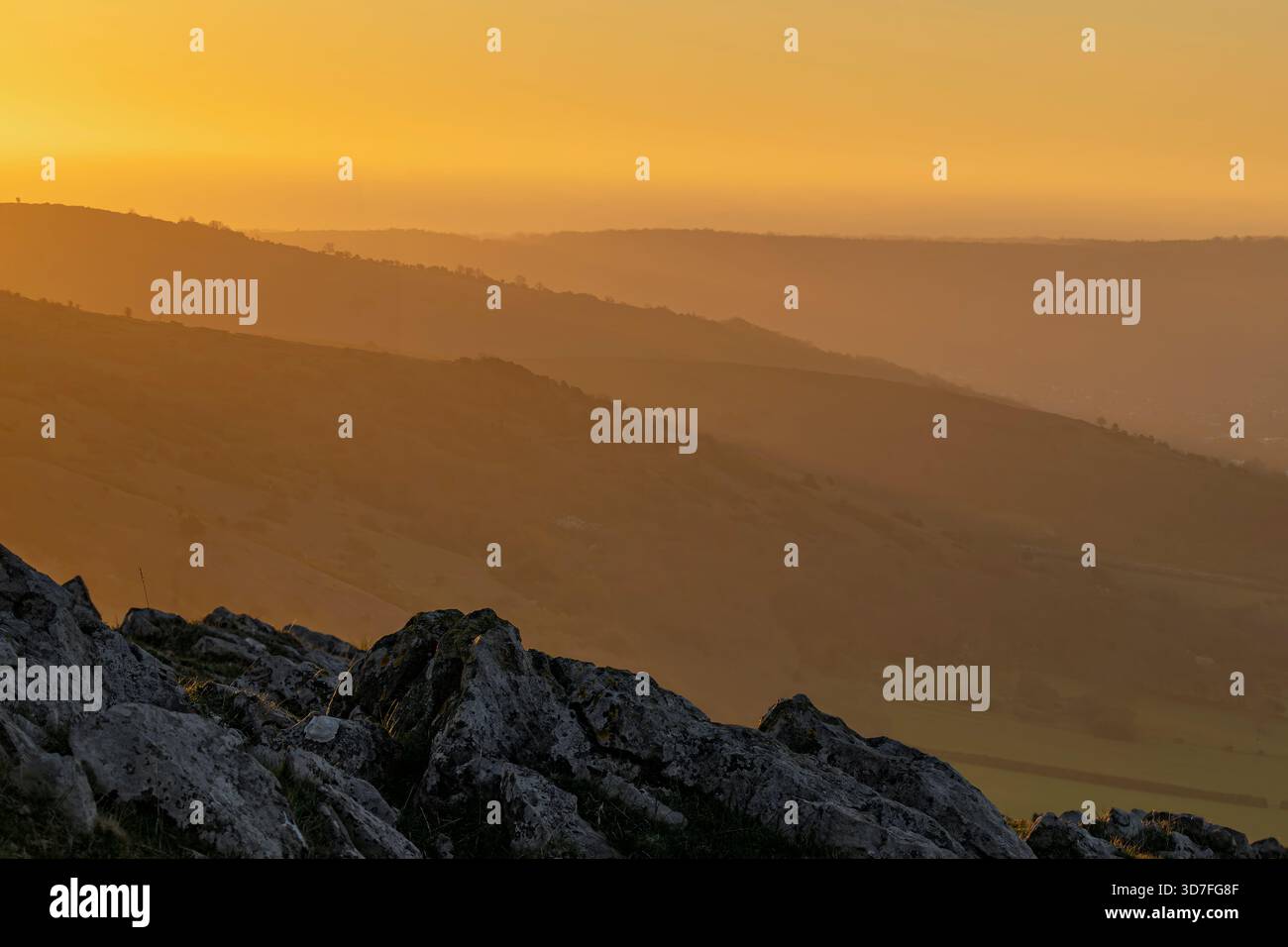 Blick vom Crook Peak am westlichen Ende der Mendip Hills, Großbritannien, mit Blick auf Cheddar und auf Schichten in der Landschaft Stockfoto