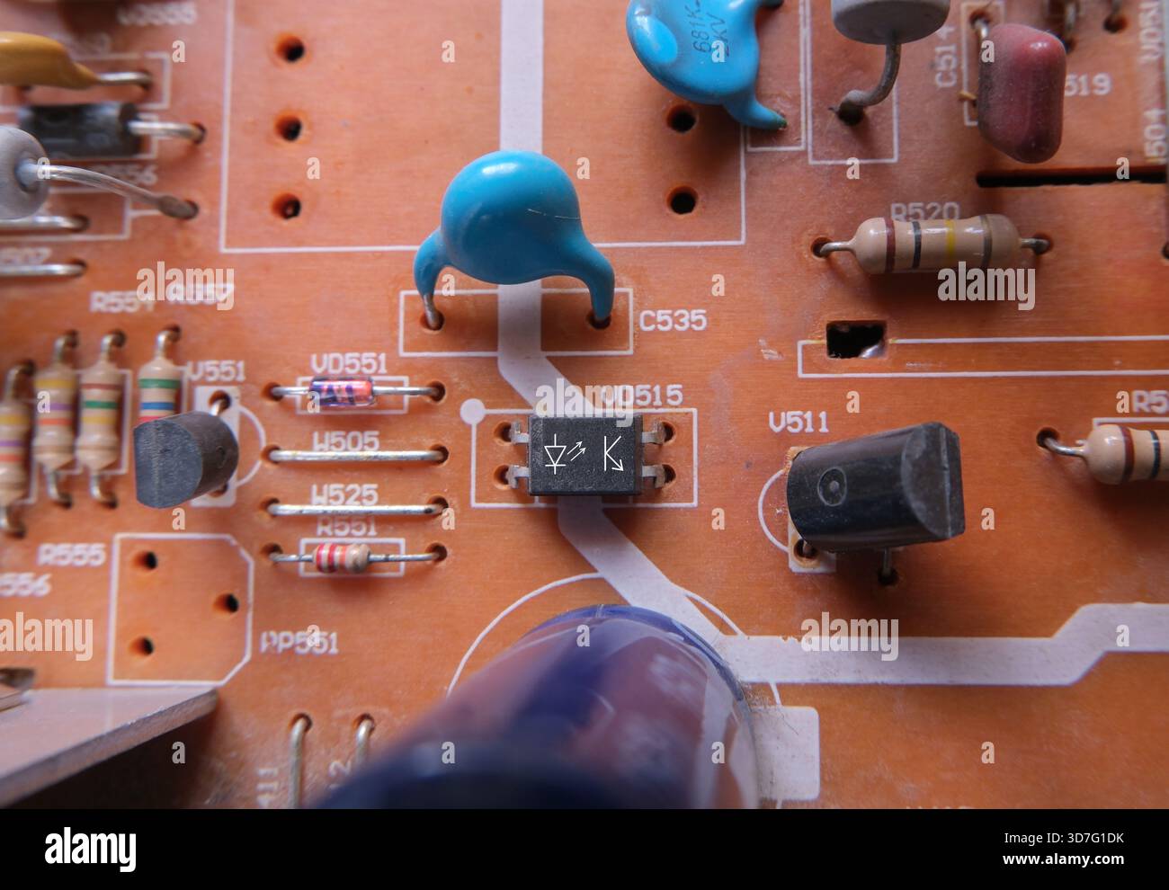 Opto-Isolator-Komponente auf einer industriellen Elektronikplatine, die die Kommunikation zwischen den beiden Stromkreisen ermöglicht. Stockfoto