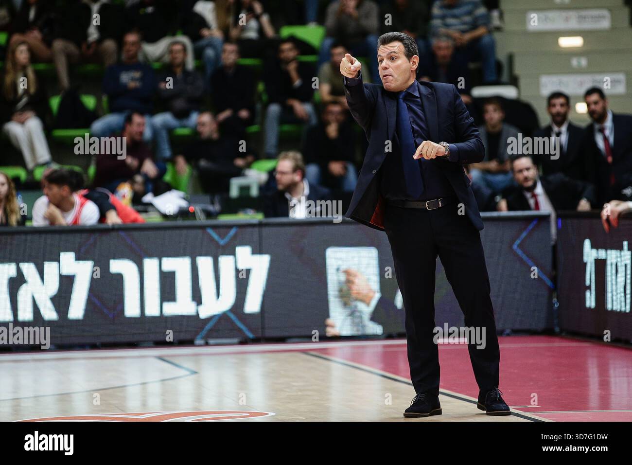 Botevgrad, Bulgarien. November 2025. Hapoels Cheftrainer Dimitrios Itoudis während des Euroleague-Spiels zwischen Hapoel IBI Tel Aviv und Real Madrid - Arena Botevgrad am 25. November 2025 in Botevgrad, Bulgarien Credit: Independent Photo Agency/Alamy Live News Stockfoto