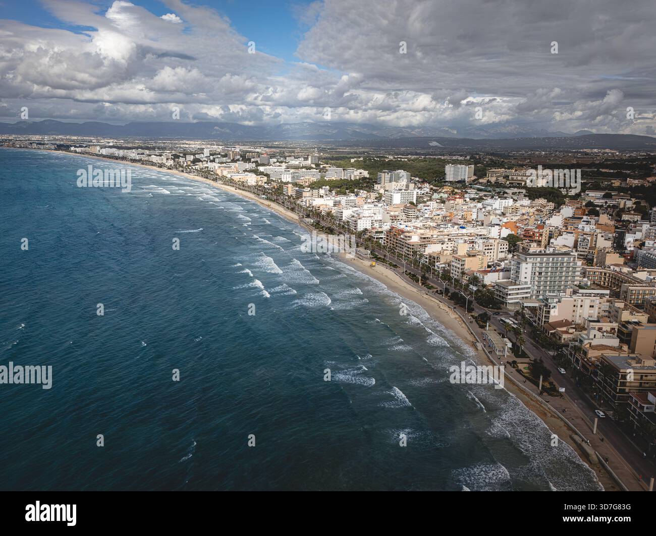 Hoch über Playa de Palma – Wellen, warmes Licht und Mallorcas Küste zieht sich in die Ferne Stockfoto