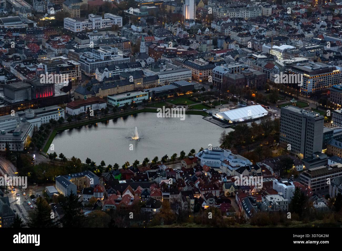 Abendlicher Blick auf Lille Lungegårdsvannet, während die Lichter der Stadt und die Fenster die Szene am See beleuchten. Stockfoto
