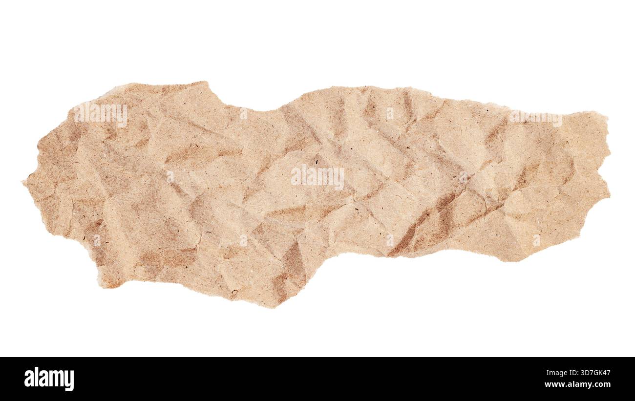 Zerknittertes, zerrissenes Bastelpapier, isoliert auf weiß. Ein zerknittertes Stück Bastelpapier, tiefe Falten und raue Kanten. Natürliche organische Papierstruktur mit Stockfoto