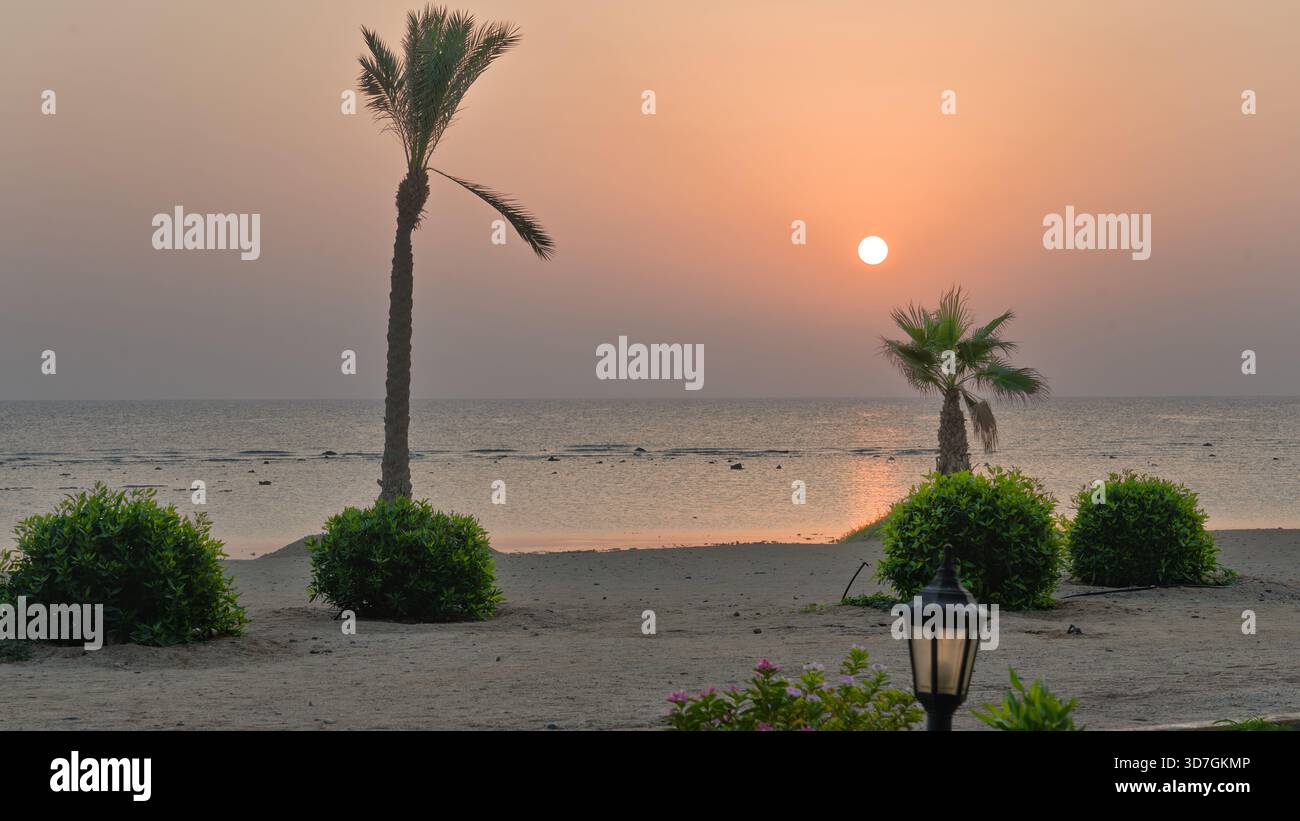 Sonnenaufgang über der Küste des Roten Meeres in einem ägyptischen Hotelresort, warmes Licht über die ruhige Küstenlandschaft. Stockfoto