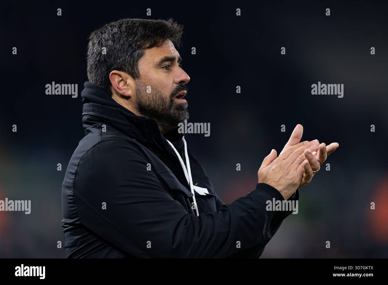 Swansea, Großbritannien. November 2025. Vitor Matos, Cheftrainer und Manager von Swansea City, applaudiert am Dienstag, den 25. November 2025, während des EFL Skybet-Meisterschaftsspiels Swansea City gegen Derby County im Stadion Swansea.com in Swansea, Wales. Dieses Bild darf nur für redaktionelle Zwecke verwendet werden. Nur redaktionelle Verwendung, Bild von Kara Thomas Credit: Andrew Orchard Sportfotografie/Alamy Live News Stockfoto