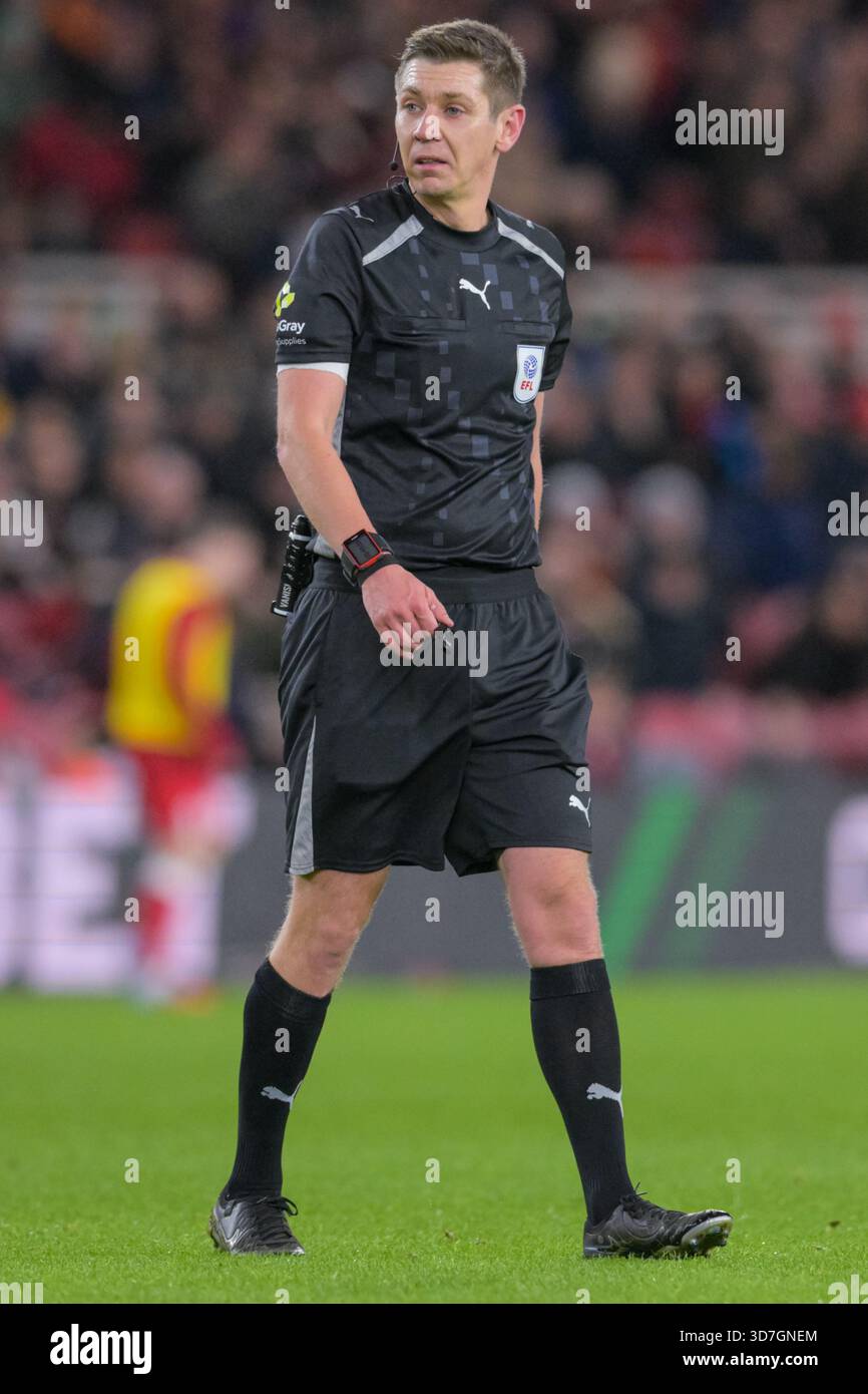 Match-Schiedsrichter Daniel Leach während des Sky Bet Championship-Spiels zwischen Middlesbrough und Coventry City im Riverside Stadium, Middlesbrough am Dienstag, den 25. November 2025. (Foto: Scott Llewellyn | MI News) Credit: MI News & Sport /Alamy Live News Stockfoto