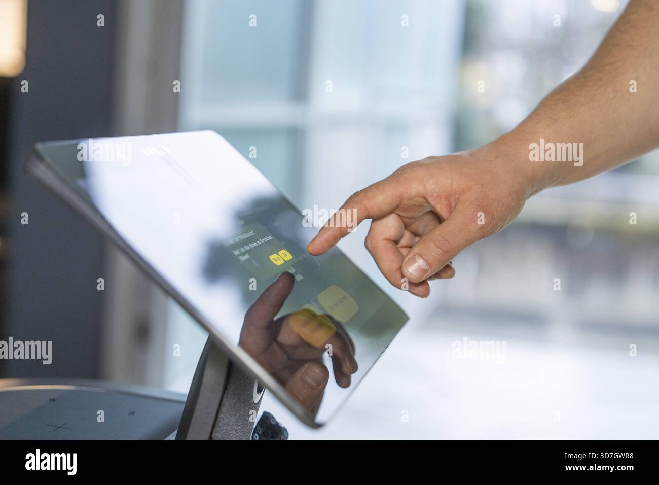 Nahaufnahme einer Hand, die mit einem Touchscreen in einem modernen Ambiente interagiert, Roboterpersönlichkeit Roboloutions im Schmuckmuseum, Pforzheim, Deutschland Stockfoto