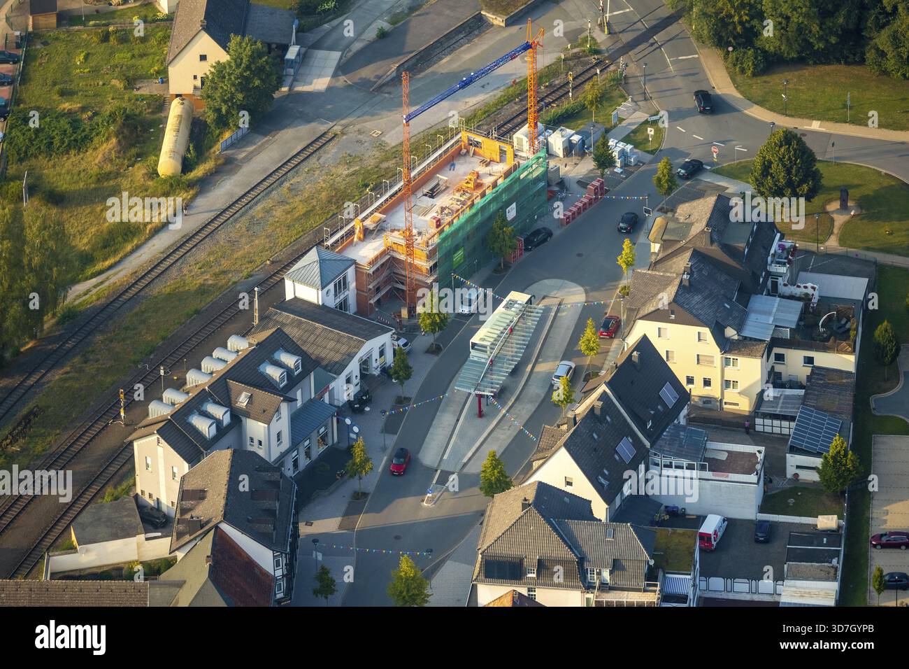 Luftaufnahme, neues Geschäftshaus Bahnhofstraße, Busbahnhof Belecke, Warstein, Nordrhein-Westfalen, Deutschland, Bahngleise, Baugrundstücke, c Stockfoto