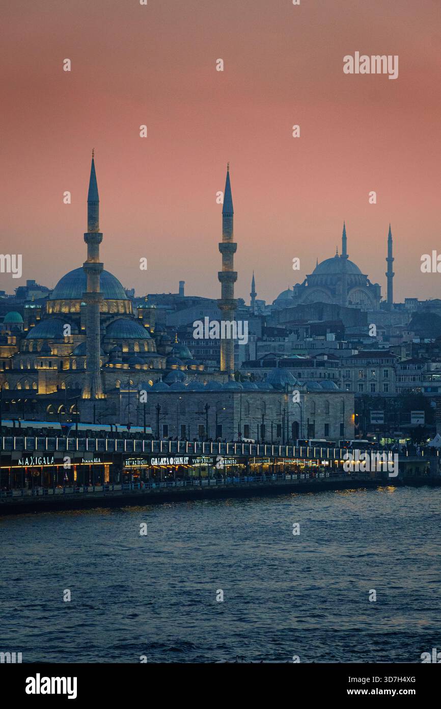 Skyline der Stadt mit Moscheen und Uferpromenade in Istanbul, Türkei Stockfoto