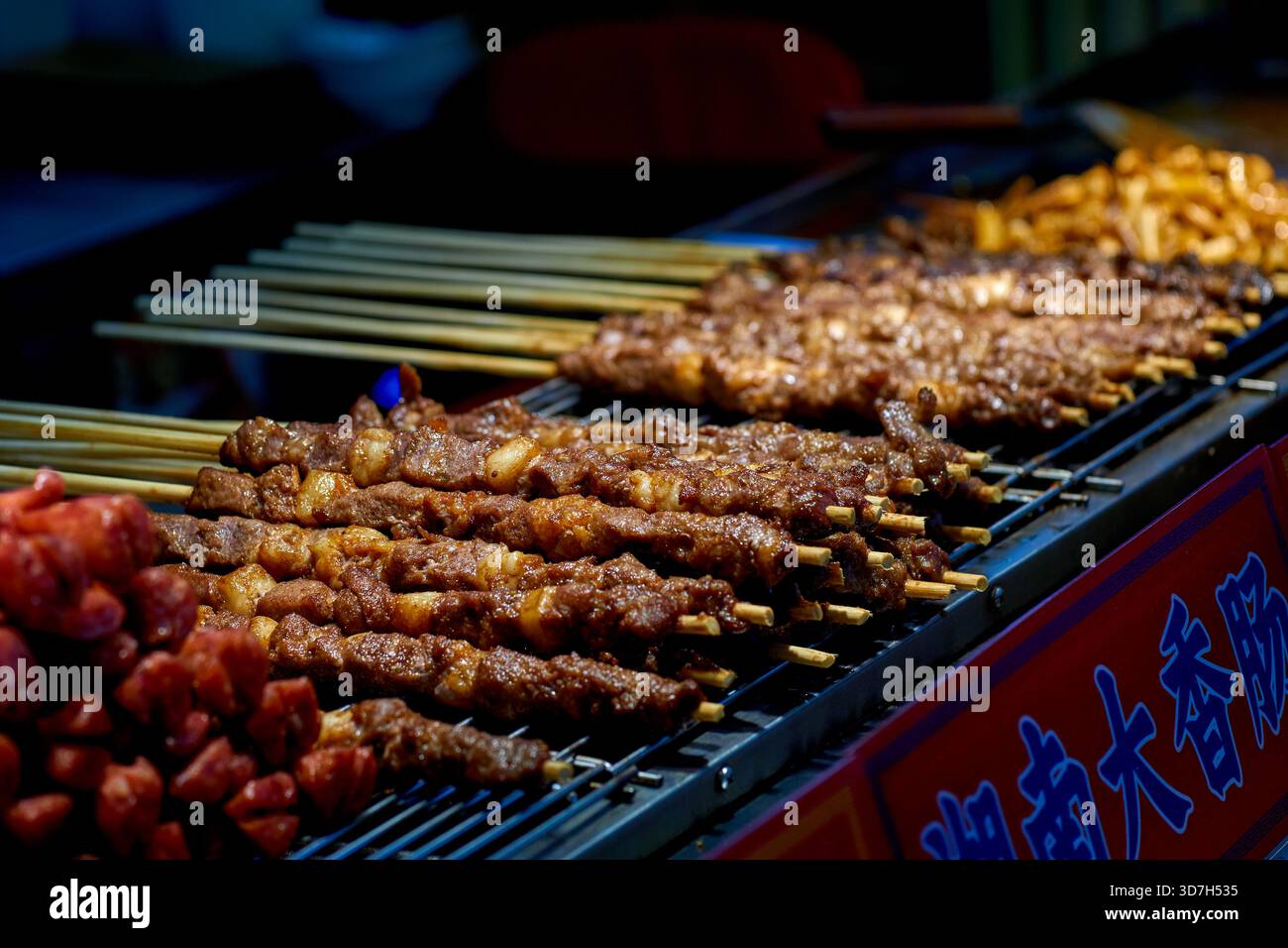 Gegrillte Lammspieße auf einem Grill - Dashilan Hutong in Peking Stockfoto