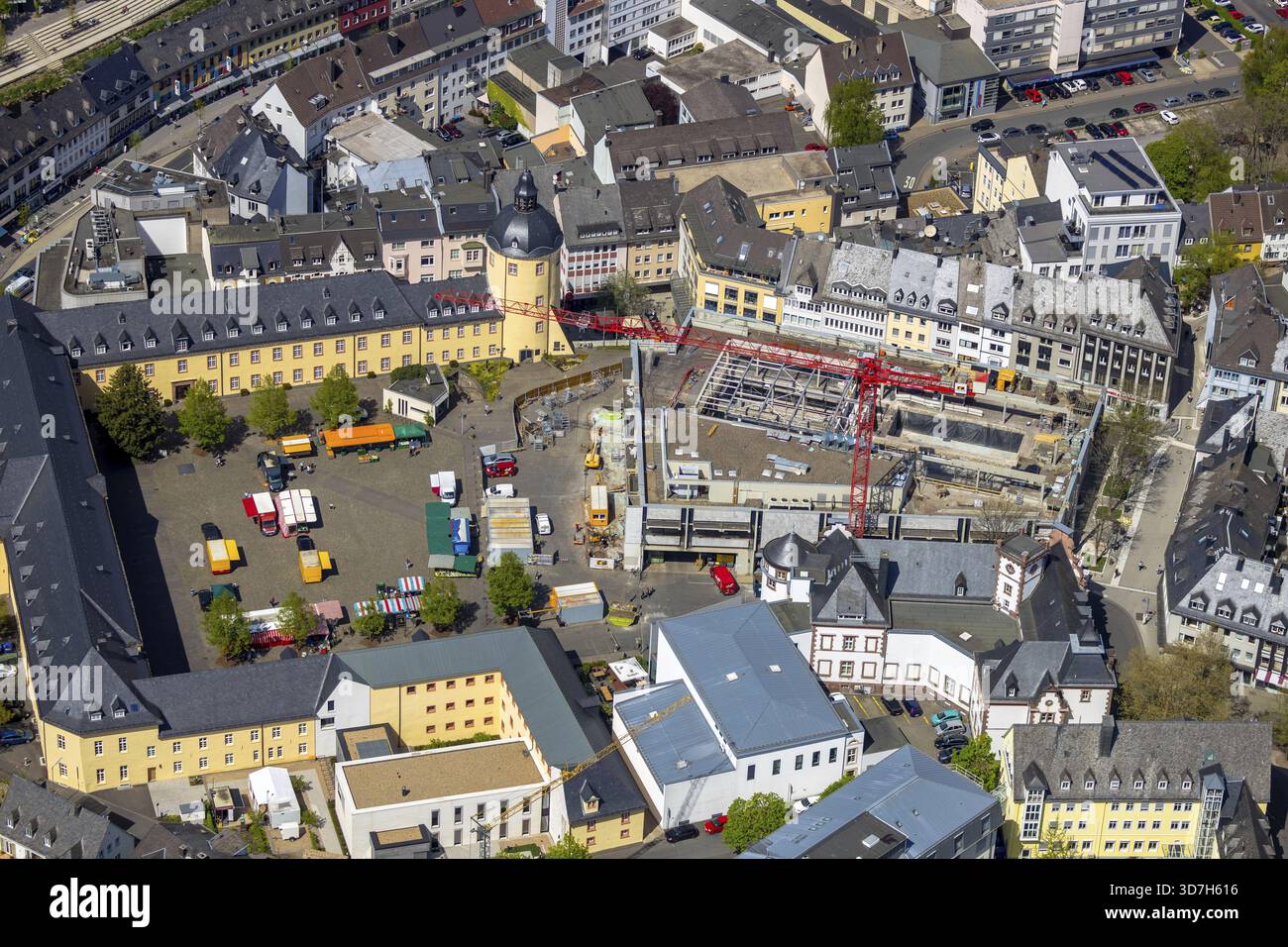 Die Karstadt Siegen aus der Vogelperspektive wird mit dem Umbau des Karstädter Gebäudes zum Hörsaalzentrum der Universität Siegen in Siegen im Siegerland, in N Stockfoto