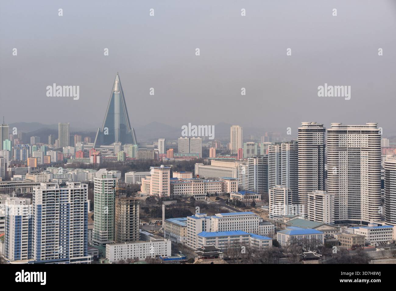 Blick über die Dächer von Pyongyang zum Ryugyong Hotel Stockfoto