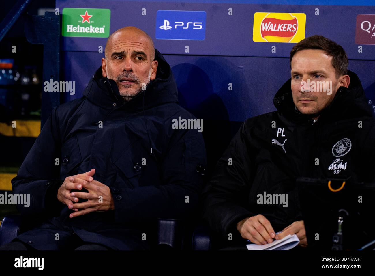 MANCHESTER, ENGLAND – 25. NOVEMBER: Manchester City-Cheftrainer PEP Guardiola und Manchester City-Assistenztrainer Pepijn Lijnders stehen vor dem Spiel der UEFA Champions League 2025/26 Phase MD5 zwischen Manchester City und Bayer 04 Leverkusen am 25. November 2025 im City of Manchester Stadium in Manchester, England. (Foto: Rene Nijhuis) Stockfoto