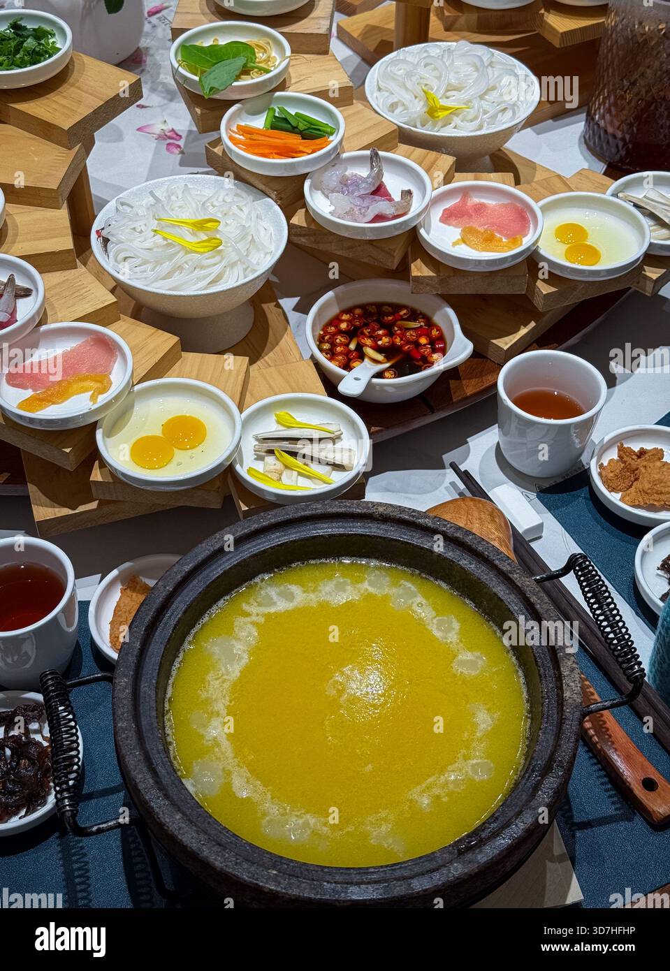 Yunnan Cross the Bridge Reisnudeln in einem Restaurant. Stockfoto