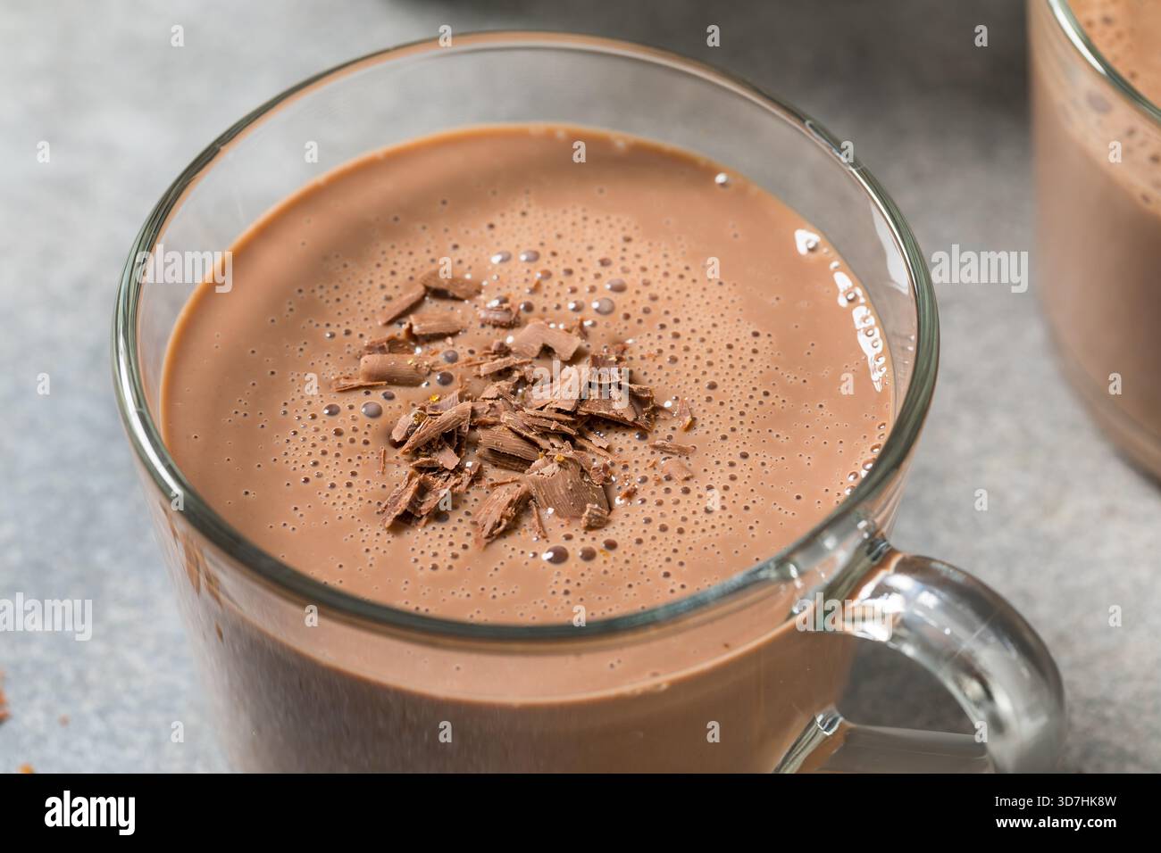 Süßer warmer Schokoladen-Eierlikör-Punsch in einem Becher Stockfoto