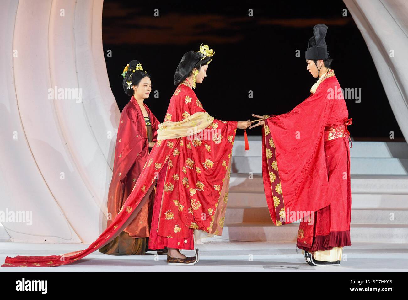 **CHINESISCHES FESTLAND, HONGKONG, MACAU UND TAIWAN OUT** das 29. Sanya Tianya Haijiao Hochzeitsfest 2025 und die romantische Zeremonie werden am 23. November 2025 in Sanya City, der südlichsten chinesischen Provinz Hainan, eröffnet. (Foto: Imaginechina/SIPA USA) Stockfoto
