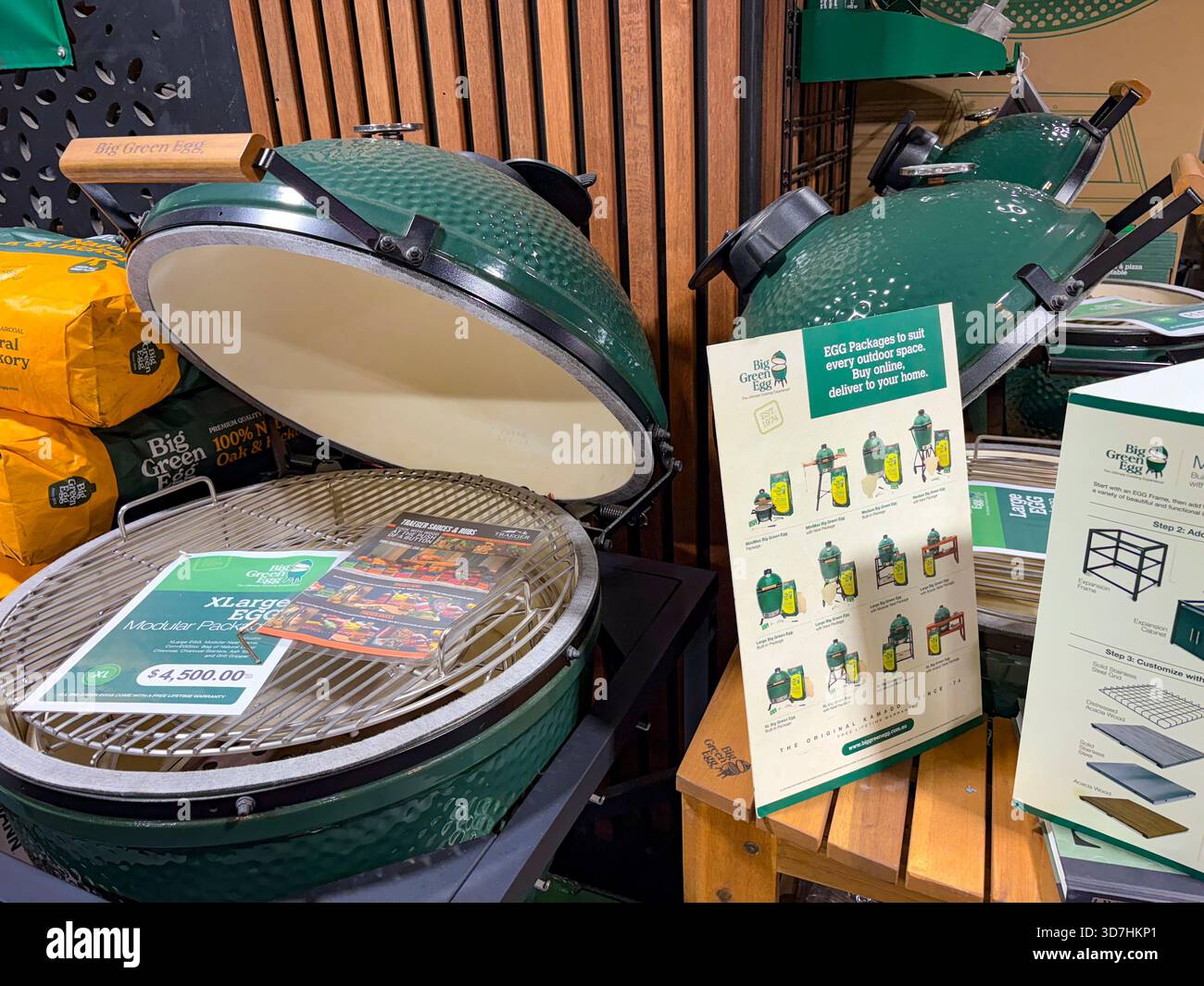 Big Green Egg Keramikkohle Barbecue-Herde zum Verkauf in einem Geschäft in Sydney, NSW, Australien - Smartphone-aufgenommenes Stockfoto