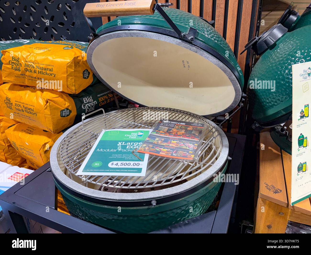 Big Green Egg Keramikkohle Barbecue-Herde zum Verkauf in einem Geschäft in Sydney, NSW, Australien - Smartphone-aufgenommenes Stockfoto