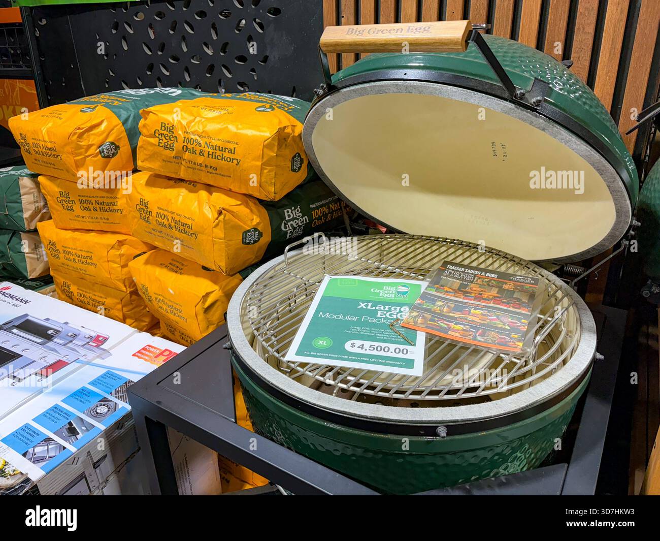 Big Green Egg Keramikkohle Barbecue-Herde zum Verkauf in einem Geschäft in Sydney, NSW, Australien - Smartphone-aufgenommenes Stockfoto