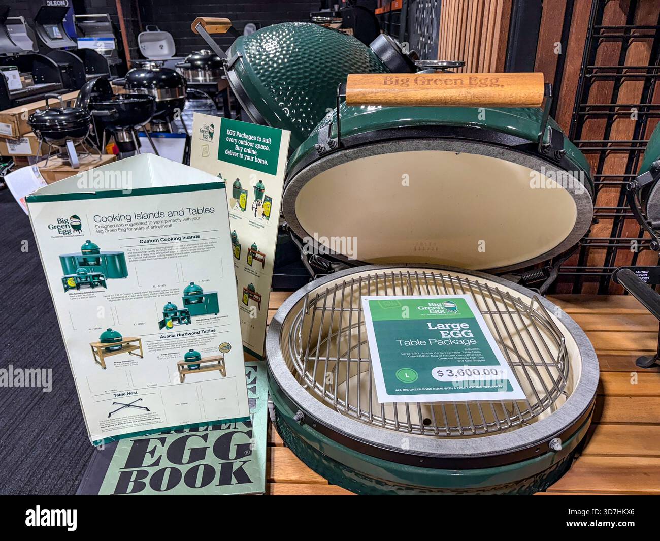 Big Green Egg Keramikkohle Barbecue-Herde zum Verkauf in einem Geschäft in Sydney, NSW, Australien - Smartphone-aufgenommenes Stockfoto