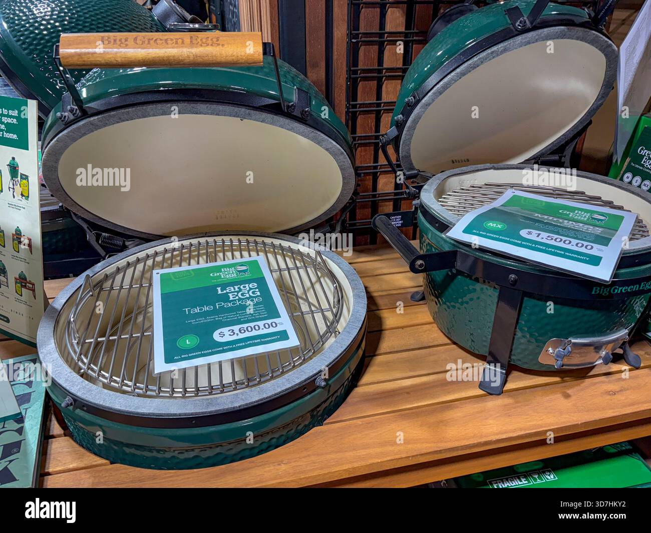 Big Green Egg Keramikkohle Barbecue-Herde zum Verkauf in einem Geschäft in Sydney, NSW, Australien - Smartphone-aufgenommenes Stockfoto