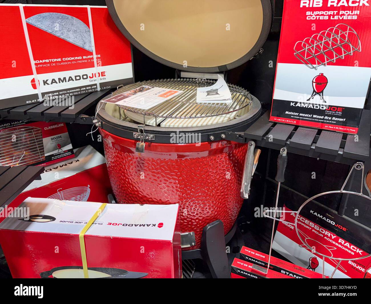 Kamado Joe Barbecue BBQ Grill und Räucher zum Verkauf in einem Sydney Barbecue Shop, zusammen mit Kochzubehör für Holzkohle Grillen - Smartphone-aufgenommenes Stockfoto