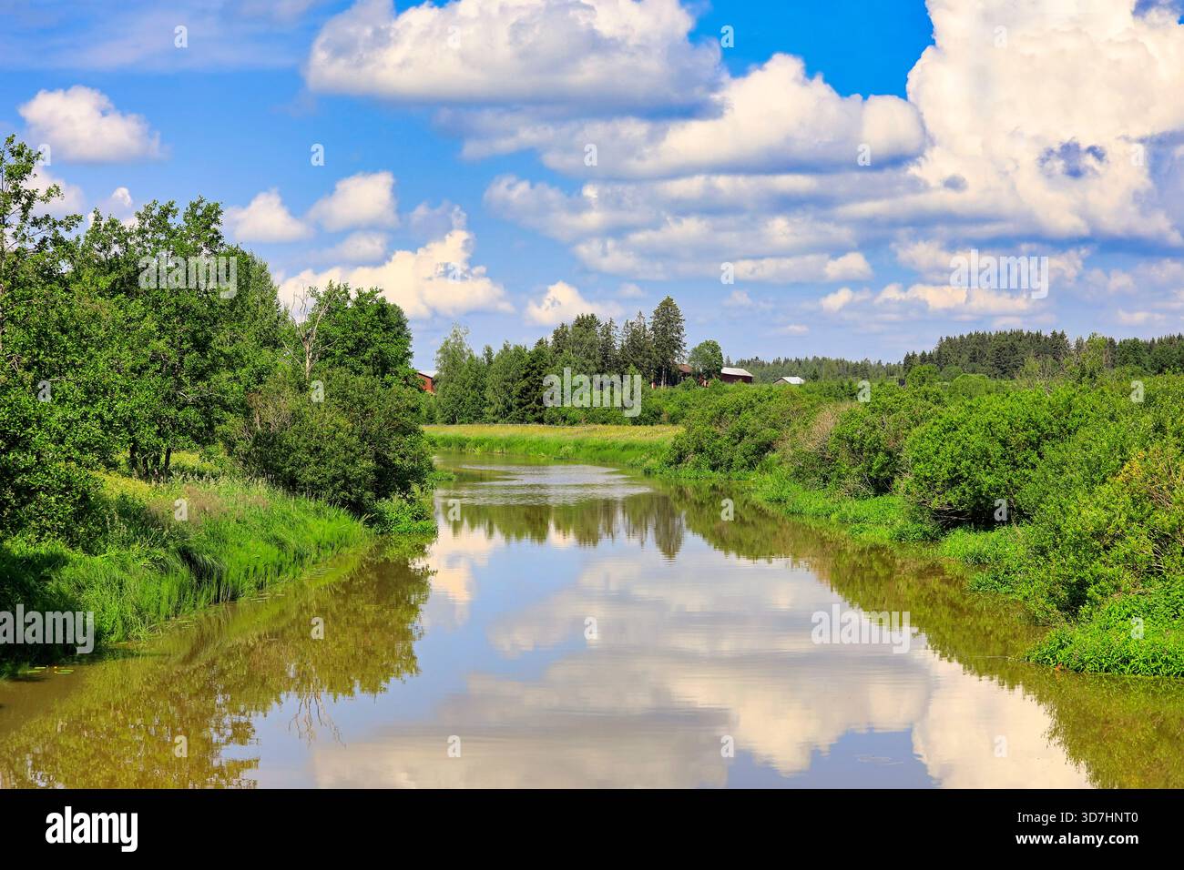 Blauer Himmel und wetterwolken spiegeln sich an einem schönen Juni 2021 auf der ruhigen Oberfläche von Sorvastonjärvi in der Nähe von Somero, Finnland. Stockfoto