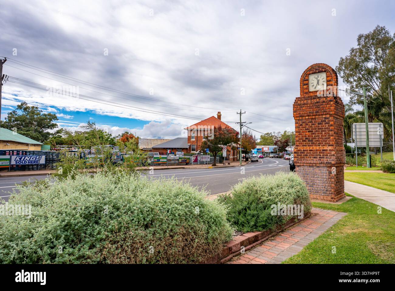 Die Miller Street, Teil des Castlereagh Highway, ist die Haupteinkaufsstraße von Gilgandra im mittleren Westen von New South Wales, Australien Stockfoto