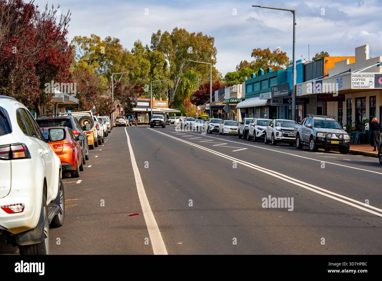 Die Miller Street, Teil des Castlereagh Highway, ist die Haupteinkaufsstraße von Gilgandra im mittleren Westen von New South Wales, Australien Stockfoto