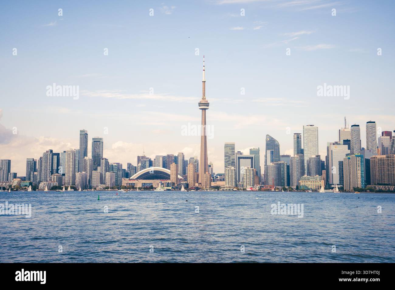 Malerischer Blick auf die Skyline von Toronto von der anderen Seite des Lake Ontario. Toronto, ON Stockfoto