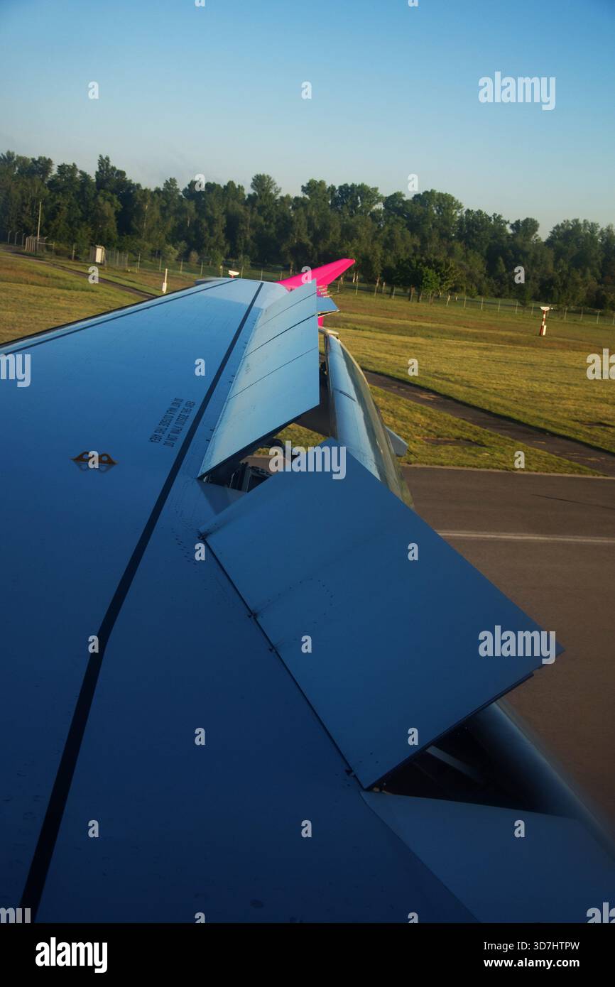 Der Flügel eines Luftfahrzeugs, dessen Klappen am Boden oder während des Starts und der Landung ausgelöst werden Stockfoto