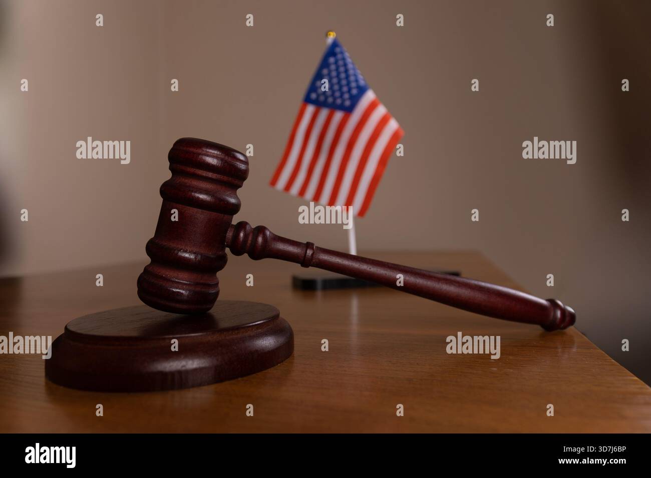 Ein Holzhammer und eine amerikanische Flagge sitzen auf einem Holztisch Stockfoto