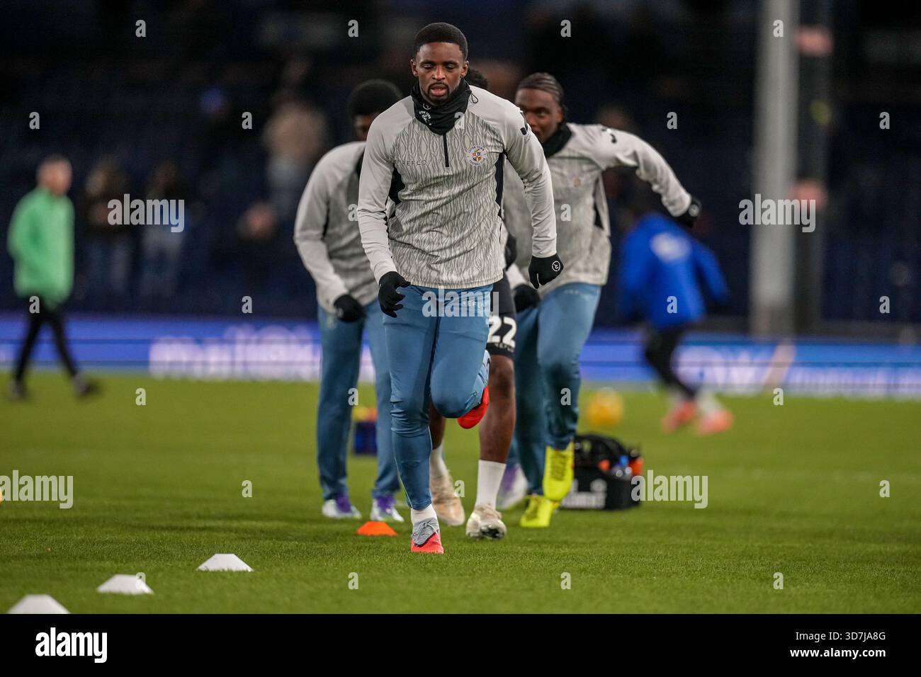 Luton, Großbritannien. November 2025. Hakeem Odoffin (16) aus Luton Town während des Spiels der Sky Bet League 1 zwischen Luton Town und Huddersfield Town in der Kenilworth Road, Luton, England am 25. November 2025. Foto: David Horn. Quelle: Prime Media Images/Alamy Live News Stockfoto