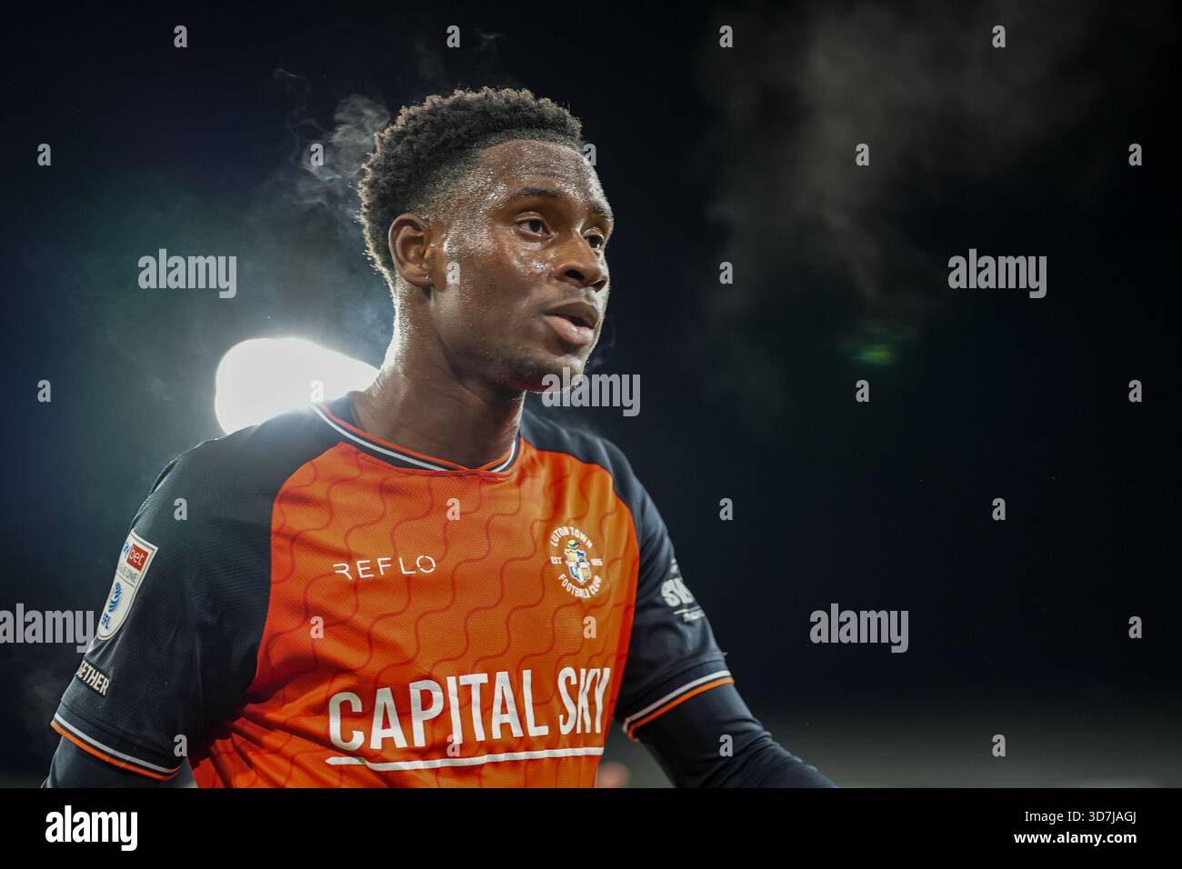 Luton, Großbritannien. November 2025. Lamine Fanne (22) aus Luton Town während des Spiels der Sky Bet League 1 zwischen Luton Town und Huddersfield Town in der Kenilworth Road, Luton, England am 25. November 2025. Foto: David Horn. Quelle: Prime Media Images/Alamy Live News Stockfoto