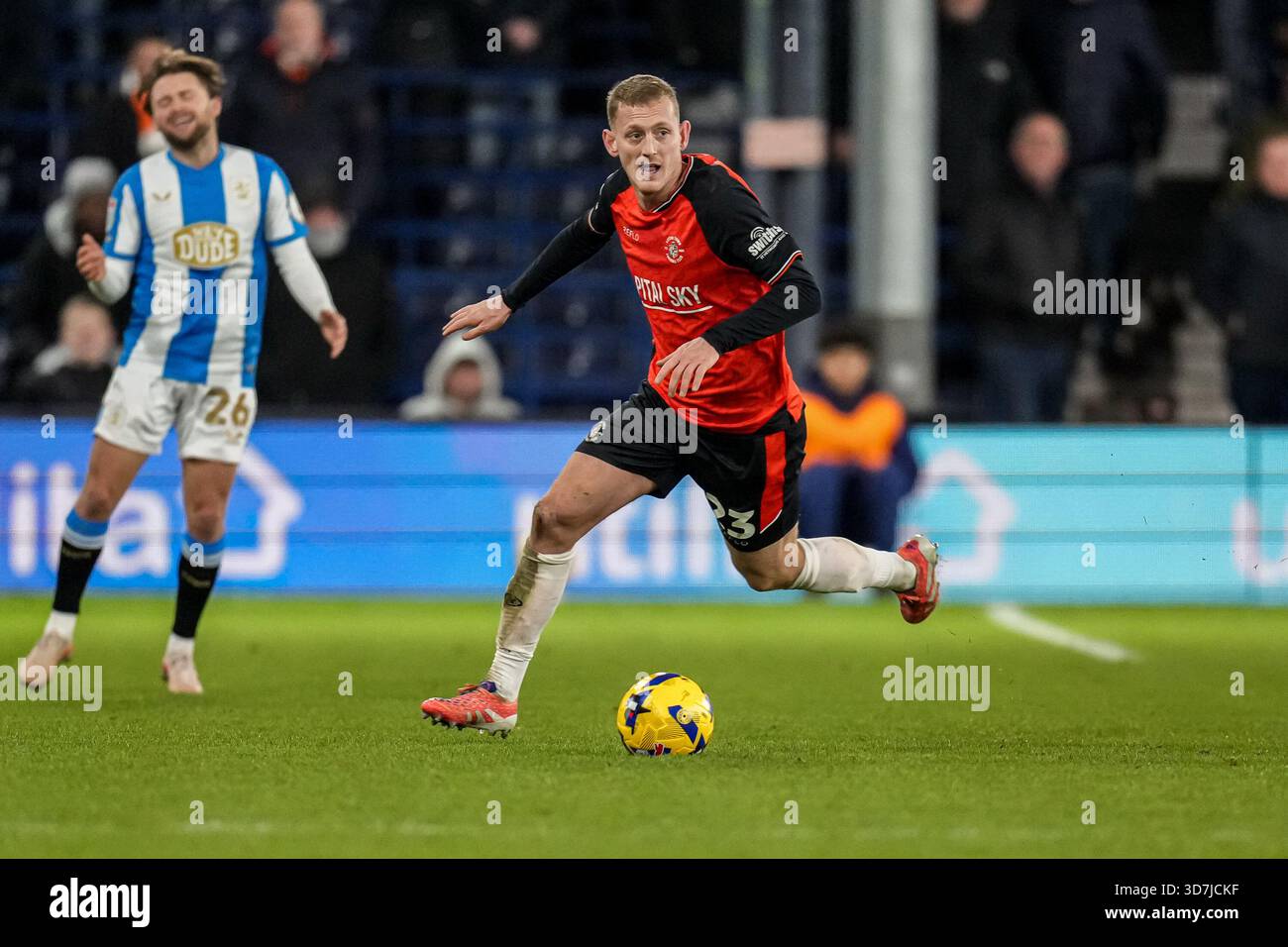 Luton, Großbritannien. November 2025. George Saville (23) aus Luton Town während des Spiels der Sky Bet League 1 zwischen Luton Town und Huddersfield Town in der Kenilworth Road, Luton, England am 25. November 2025. Foto: David Horn. Quelle: Prime Media Images/Alamy Live News Stockfoto