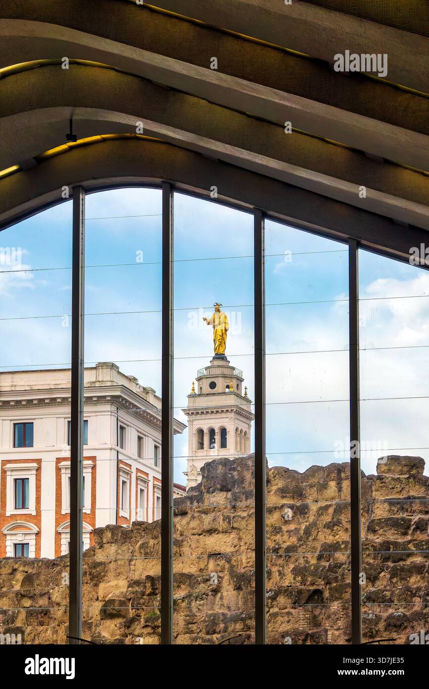 Blick auf die serbische Mauer und die Christus-Erlöser-Statue auf dem Sacro Cuore di Gesù, Rom, Italien. Stockfoto
