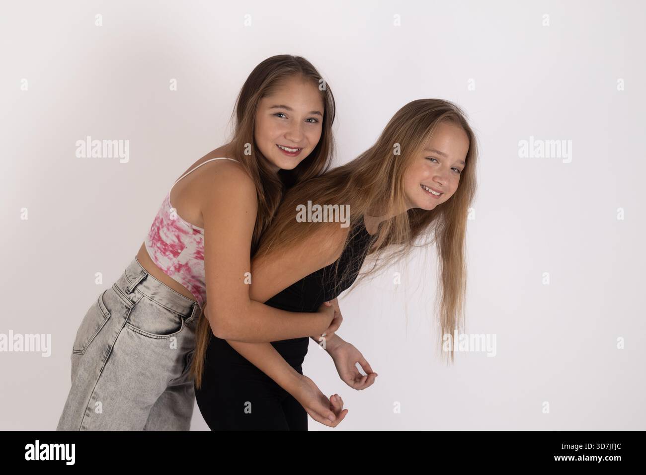 Zwei Mädchen lächeln und posieren zusammen für ein Foto Stockfoto