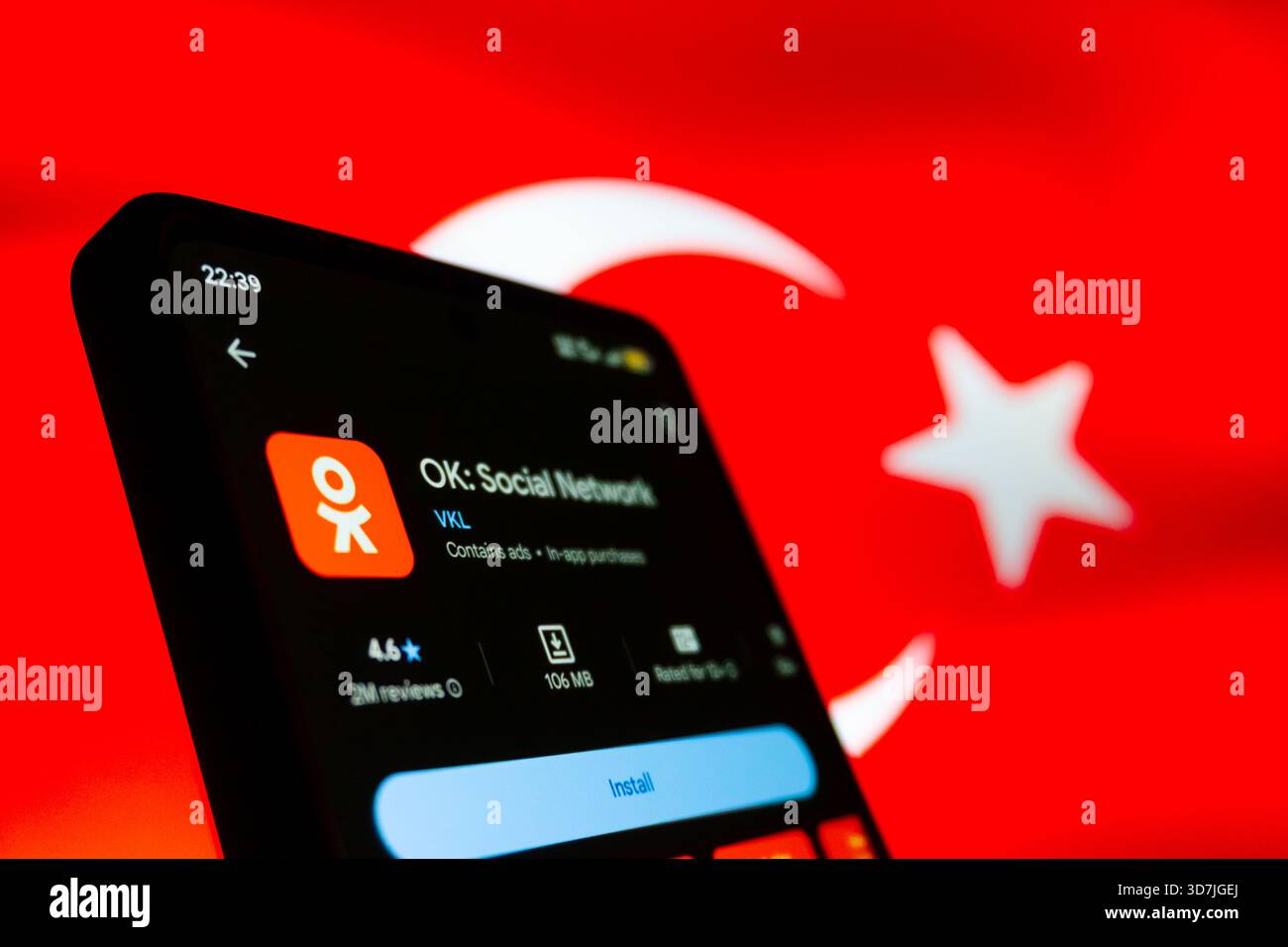 OK: Social Network App auf dem Smartphone-Bildschirm mit türkischer Flagge. Foto von Technologie und Lifestyle-Konzept. Stockfoto