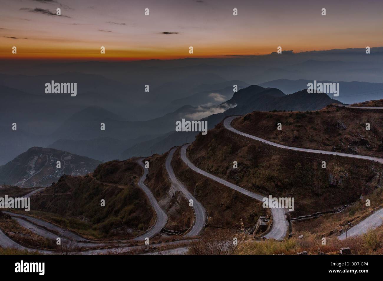 Zuluk Zig Zag Road bei Sonnenuntergang. Ein dramatisches Landschaftsfoto der berühmten dreistöckigen Zig Zag Road in Zuluk in East Sikkim, Indien. Stockfoto