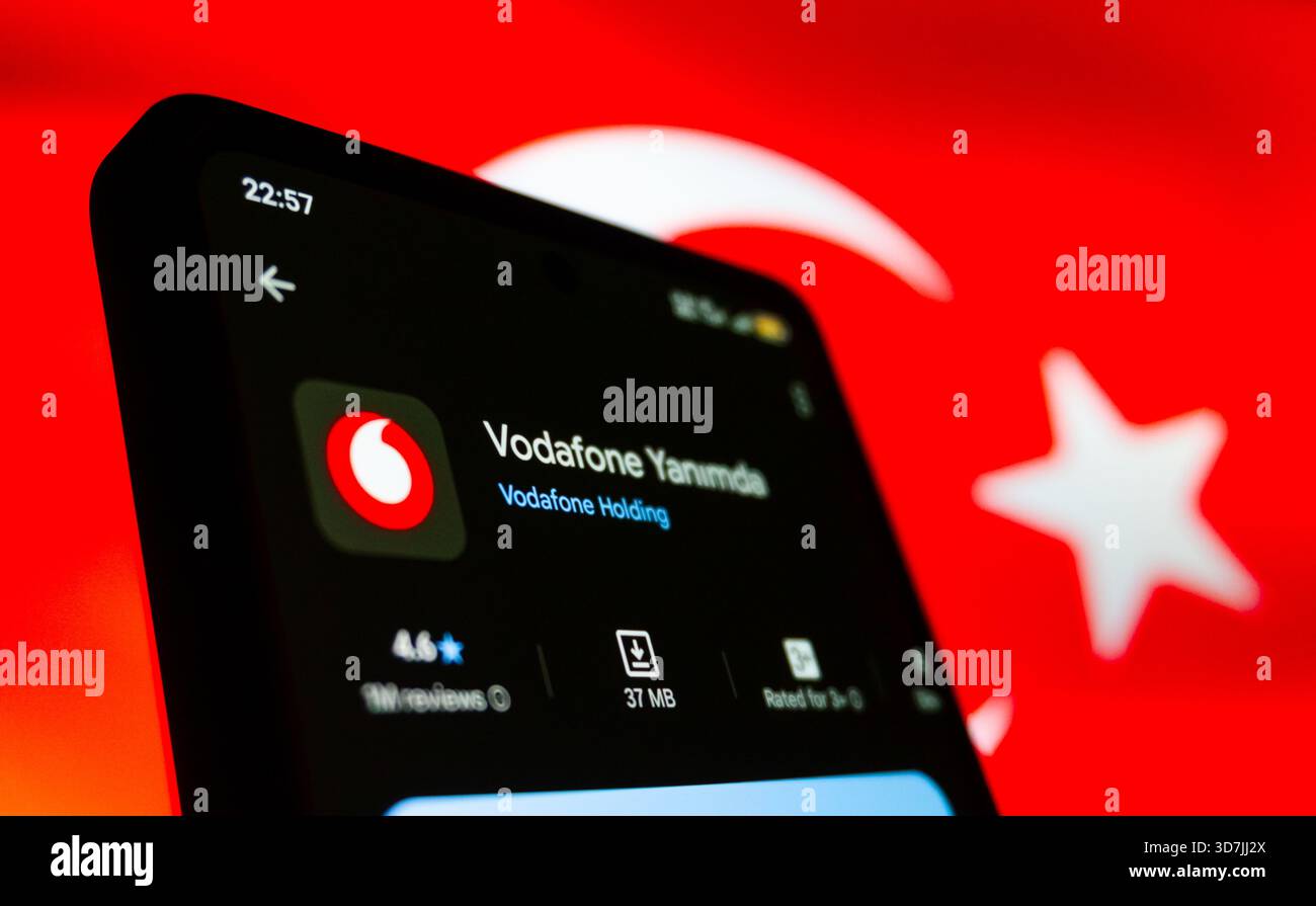 Vodafone App auf dem Smartphone-Bildschirm mit dem Hintergrund der türkischen Flagge. Foto von Technologie und Lifestyle-Konzept. Stockfoto