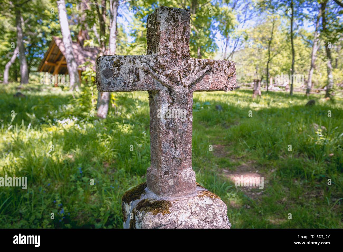 Gräber auf den Raminen der ehemaligen orthodoxen Kirche in Wolosat, kleine Siedlung im Bieszczady Nationalpark, Woiwodschaft Unterkarpaten in Polen Stockfoto